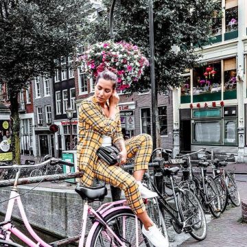 Veste tailleur fluide à carreaux porté par Cindy Van Dyck sur son compte Instagram