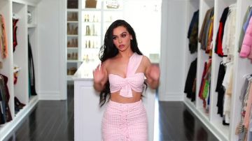 El crop top rosa usado con nudo usado por Carli Bybel en su canal de YouTube
