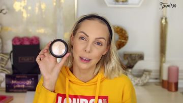 Poudre Highlighter de la marque MAC vus sur la vidéo mes abonneés choisissent mon make up de la chaîne de sandrea