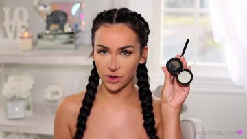Brow Powder Duo Anastasia Beverly Hills de Carli Bybel vu sur sa video youtube "Cómo contorno y destaco"
