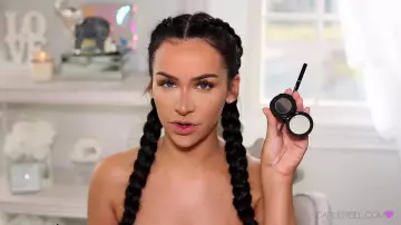 Brow Powder Duo Anastasia Beverly Hills de Carli Bybel vu sur sa video youtube "How I contour and highlight"