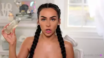 La brume Omorovicza queen de Carli Bybel vu sur sa video youtube "How I contour and highlight"