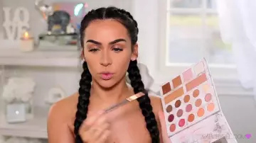 La palette de maquillage Carli Bybel deluxe Carli Bybel vus sur sa video youtube "How I contour and highlight"