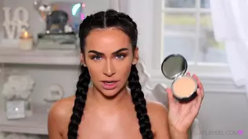 Lock-it en poudre Kat Von D de Carli Bybel vus sur sa video youtube "How I contour and highlight"