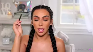 Hightliner Charlotte tilbury de Carli Bybel vus sur sa video youtube "How I contour and highlight"