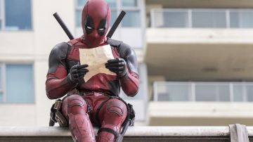 La réplique du costume de Deadpool de Wade Wilson (Ryan Reynolds) dans Deadpool