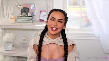 Bandeau rose Carli Bybel X Missguided de Carli Bybel vus sur sa video youtube "Cómo contorno y destaco"