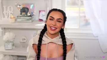 Bandeau rose Carli Bybel X Missguided de Carli Bybel vus sur sa video youtube "How I contour and highlight"