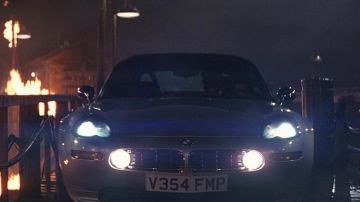 El BMW Z8 de James Bond (Pierce Brosnan) en El mundo no es suficiente