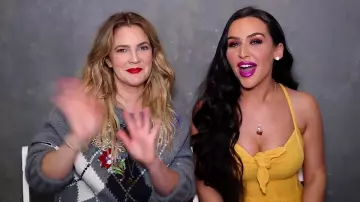 La robe jaune Jen's pirate booty de Carli Bybel dans sa video youtube "I did Drew Barrymore's Makeup! OMG!"