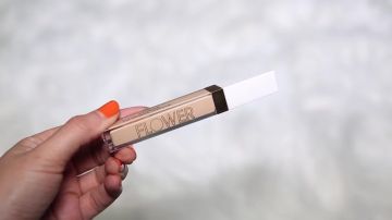 The corrector concealer Light Illusion Flower Beauty by Carli Bybel for Drew Barrymore in her youtube videos "I did Drew Barrymore's Makeup! OMG!"