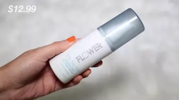Le Spray Hydratant Flower Beauty utilisé par Carli Bybel sur Drew Barrymore dans sa video youtube  "I did Drew Barrymore's Makeup! OMG!"
