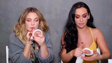 Le crayon à lèvres Flower utilisé par Carli Bybel sur Drew Barrymore dans sa video youtube "I did Drew Barrymore's Makeup! OMG!"