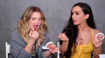 Le rouge à lèvres Flower utilisé par Carli Bybel sur Drew Barrymore dans sa video youtube "I did Drew Barrymore's Makeup! OMG!"
