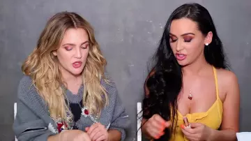 Le rouge à lèvres Flower utilisé par Carli Bybel sur Drew Barrymore dans sa video youtube "I did Drew Barrymore's Makeup! OMG!"