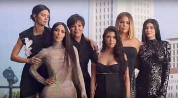 The long dress mermaid gold tan worn by Kim Kardashian in The incredible family Kardashian