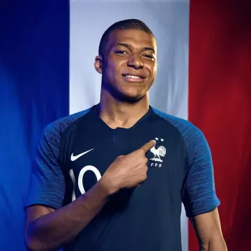 The Nike jersey of the France Team 2018 to two stars worn by Kylian Mbappé on the account Instagram of Nike