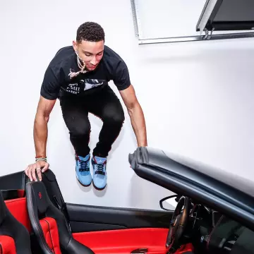 Le bleu baskets Nike Air Jordan 4 Retro "cactus Jack" x Travis scott porté par Ben Simmons de sauter dans une voiture sur un Instagram post