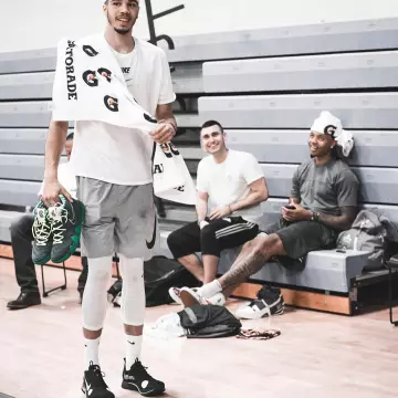 Les baskets noires Nike Zoom Fly Mercurial "blanc cassé" porté par Jayson Tatum sur son Instagram compte