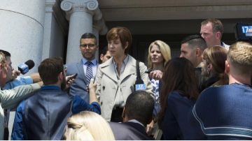 The trench coat beige Olivia Baker (Kate Walsh) in Thirteen Reasons Why S02E01