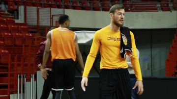 El estadio Antarés del municipio de Le Mans en el vídeo de YouTube UN DÍA DE PARTIDO CON ANTOINE EÏTO
