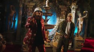 La veste et le survêtement imprimés guépard porté par Vald dans le clip "Bizarre" feat Lorenzo