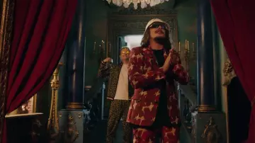 Le costume à fleurs / taches rouges, roses et blanches de Lorenzo dans son clip Bizarre ft. Vald