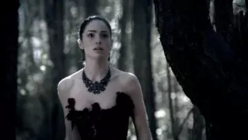 Le collier porté par Mary Sibley (Janet Montgomery) dans Salem S01E07