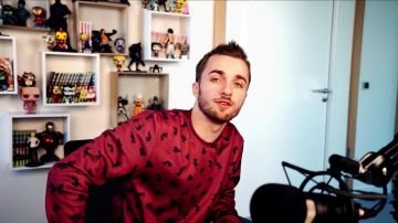 Le sweat bordeaux imprimés porté par Squeezie dans sa vidéo "Créons le meilleur parc d'at­trac­tion du monde"