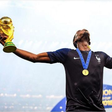 Le T-shirt deux étoiles de l'équipe de France FFF porté par Paul Pogba sur son Instagram