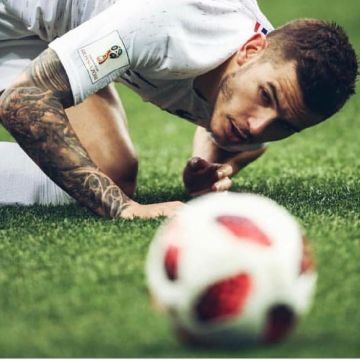 El balón Adidas FIFA™ Knockout blanco y rojo de la Copa del Mundo 2018 utilizado de la 8ª final