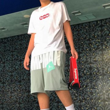La máscara de motocross de la colaboración entre Fox y Supreme que lleva el influencer @air__way en su cuenta de Instagram