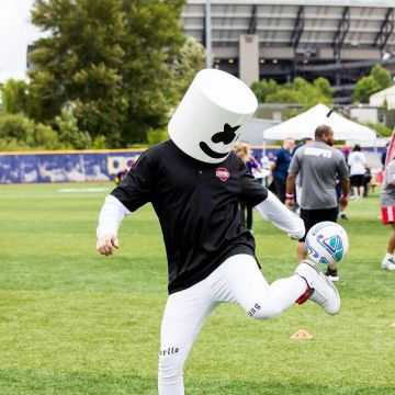 Sneakers Nike Air Jordan 5 Retro "White Cement" Mashmello on his account Instagram