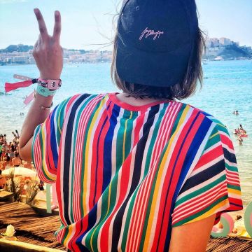 Camiseta arco iris de Natoo ASOS en su publicación de Instagram en la playa