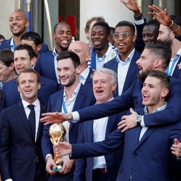 Les lunettes de soleil Er­nest H. John Da­lia de Presnel Kimpembe sur Instagram (aussi visibles dans sa story après la victoire de la Coupe du Monde)