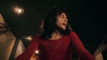 The tight t-shirt scoop neck red of Freddie Mercury (Rami Malek) in Bohemian Rhapsody