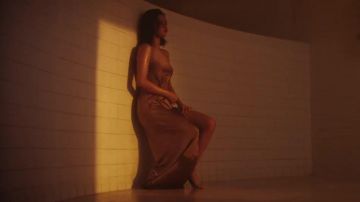 La robe longue rose asymétrique de Selena Gomez dans son video clip Wolves