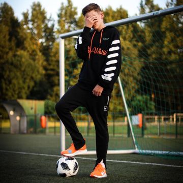 Sneakers orange Nike Zoom Fly Mercurial Off White Ash Verhoeven on his Instagram