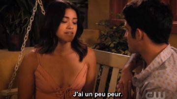 Vestido rosa con cordones de Jane Gloriana Villanueva (Gina Rodríguez) en Jane The Virgin