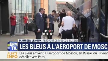 The leather bag Keepall Louis Vuitton x football world Cup worn by players of the team of france in their return from Russia