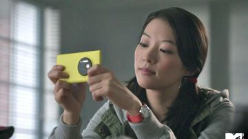 The smartphone-yellow Nokia Lumia 1020 Kira Yukimura (Arden Cho) in Teen Wolf S03E15
