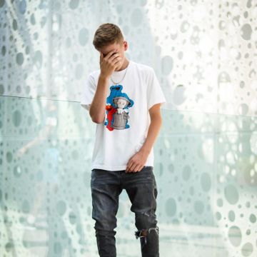 Le T SHIRT GRAPHIQUE KAWS X SESAME STREET | UNIQLO que porte le jeune influenceur sacha_verhoeven sur son instagram