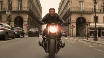 Hugo Boss veste en cuir portés par Ethan Hunt (Tom Cruise) sur un vélo comme on le voit dans Mission: Impossible - Fallout