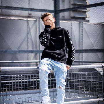 The hoodie black off white door the young influencer sacha_verhoeven on his instagram