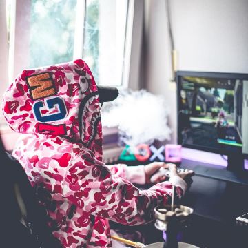 La sudadera con capucha rosa de la marca Bape que lleva la influencer nokiibah haciendo una shisha y jugando fortnite en su cuenta de instagram
