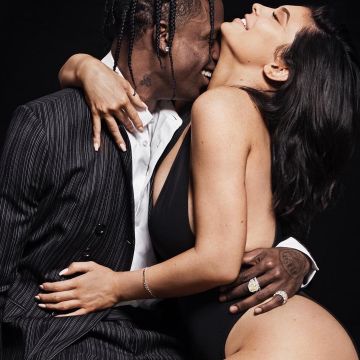 Traje de baño negro escote escotado usado por Kylie Jenner en su Instagram