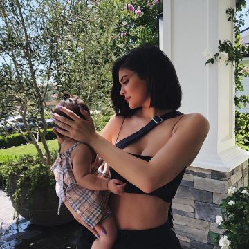 Top recortado negro con correa de espagueti que lleva Kylie Jenner en su cuenta de Instagram