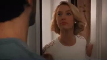 Le pull blanc Alexander Wang de Petra Solano (Yael Grobglas) dans Jane The Virgin S04E15