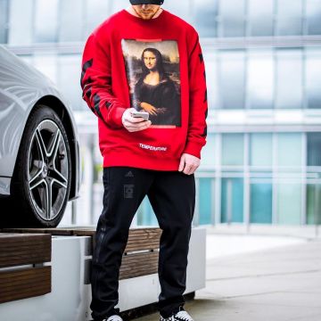 The sweatshirt off white with red printed "Mona Lisa" that carries the influencer nokiibah on his instagram