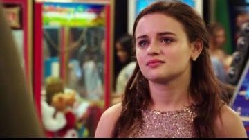 The pink dress with sequins Shelly Evans aka She (Joey King) in The Kissing Booth